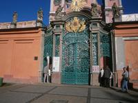 Das schmiedeeiserne Eingangstor der Kirche