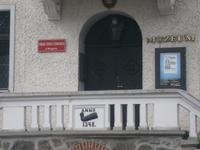 Museum von Mragowo im Rathaus mit Bärentatze, dem Stadtwappen