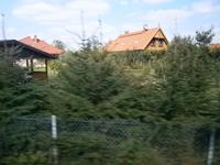 Viele schöne, neuen Häuser sind entlang der Bahnstrecke entstanden