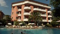 Relaxen am und im Pool