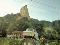 nach Melnik, Trabi auf Eichenfass vor Sandsaeule