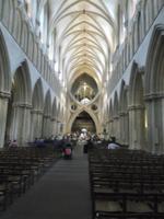 Inneres des Langhauses der Kathedrale von Wells mit den markanten Scherenbögen