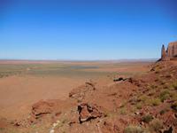 unbearbeitet - Blauer Himmel über dem Monument Valley
