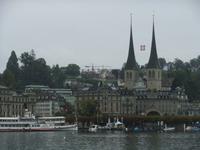In Luzern - hier Blick zur Hofkirche - starten wir unsere Schifffahrt