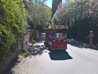 Man kann mit dem Bähnlein fahren, oder   ....