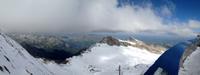 Ausblick vom Kitzsteinhorn wo um diese Jahreszeit schon lange Schnee liegt