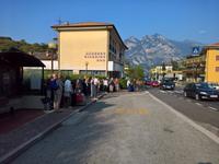 Warten auf den Eberhardt - Reisebus in Nago am Gardasee - Weiterfahrt in die Toskana.