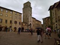 Es regnet auf der Piazza.