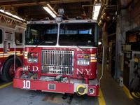 Feuerwehrauto am Ground Zero