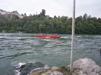 Ein Schiff auf der Fahrt zum Wasserfall