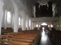 Das Langhaus dieser Kirche mit Orgel