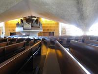 Bänke und Orgel der Kathedrale Mariä Himmelfahrt in San Francisco