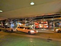 mit diesen stretch Limousinen werden wir zum Hotel zurueckgefahren ! 