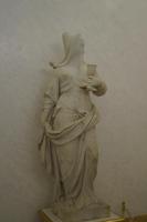05-10-2016 La Granja de San Ildefonso, Frauenstatue aus Carrara-Marmor. Ihr Schleier wirkt wie aufgelegt und so als wäre er kein Teil der Statue