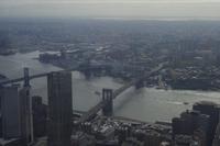Blick vom One World Observatory auf die Brooklyn Bridge