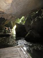 durchfahren einer Höhle in der trockenen Halong Bucht, leider unscharf