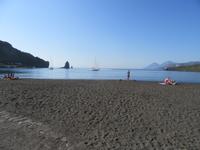 Badestrand von Vulcano. Rechts im Hintergrund ist auch Salina zu sehen.