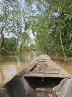 mit kleinen Booten geht's weiter in die verschlungenen Nebenarme