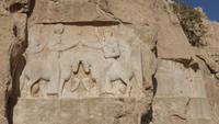 Naqsh-e Rostam, Ardeshir I. - Investitur durch Ahura Mazda