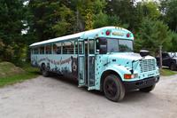 Unser Schulbus im Parc Oméga