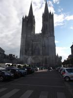 die Kathedrale von Coutances, Turmfront vom Markt her