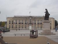 Beauvais, Marktplatz mit Rathaus und Statue der Nationalheldin Jeanne Hachette