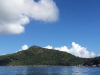 Blick vom Katamaran auf unseren Hotelstrand auf Praslin