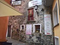 Wegweiser zu einer Kunstausstellung in Ascona.