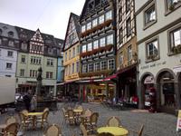 Marktplatz mit Brunnen.