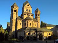 Die Klosterkirche von Maria Laach. -  schönste romanische Baukunst.