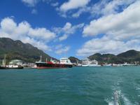 Blick vom Katamaran auf den Hafen von Mahe