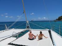 Genuss auf dem Katamaran vor der Insel Moyenne