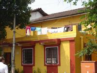 Alte Häuser und frisch gewaschene Wäsche in Goa