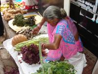 Gemüsehändlerin am Straßenrand
