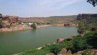 Blick von der Tempelanlage Badami zum ehemaligen Palast und küstlichen See