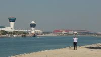 Blick auf Yas Island mit Formel 1 Strecke und Ferrari World