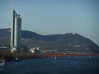Fahrt über die Donau mit Blick zu den beiden Wiener Hausbergen