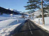 Fahrt durch die verschneiten Wiener Alpen