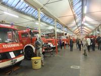 In einer großen Halle werden historische Feuerwehren präsentiert