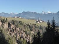 Erdpyramiden mit Blick zu Dolomiten
