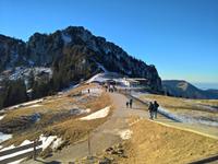 Spaziergang auf der Kampenwandhöhe bei traumhafter Aussicht in die Chiemgauer Alpen.