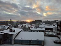 Schnee und Sonnenaufgang über der Region Starnberger See.