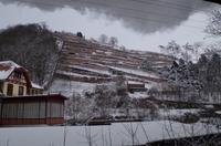 Eine romantische Bahnfahrt durch die weiße Winterlandschaft