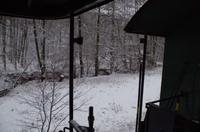 Eine romantische Bahnfahrt durch die weiße Winterlandschaft