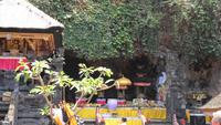241 Südbali,Opfern im Tempel