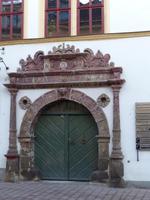 Bürgerhaus mit manieristischem Giebel in Saalfeld, verzierter Toreingang