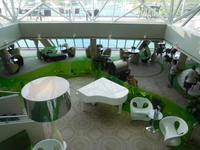 Die Cafélounge lädt zum Relaxen ein