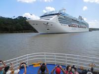 Ein Kreuzfahrt-Schiff durchquert ebenfalls den Panama-Kanal