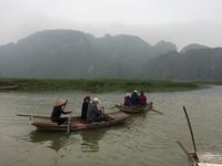 Bootsfahrt in der Trockenen Ha Long Bucht