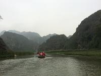 Bootsfahrt in der Trockenen Ha Long Bucht